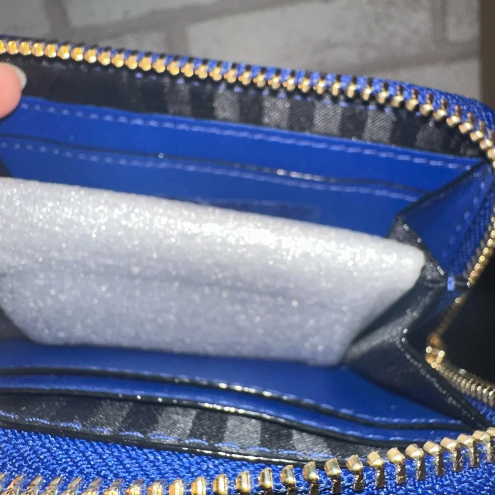 Victoria’s Secret Croc Embossed Blue Zip Wallet NWT - Picture 4 of 4